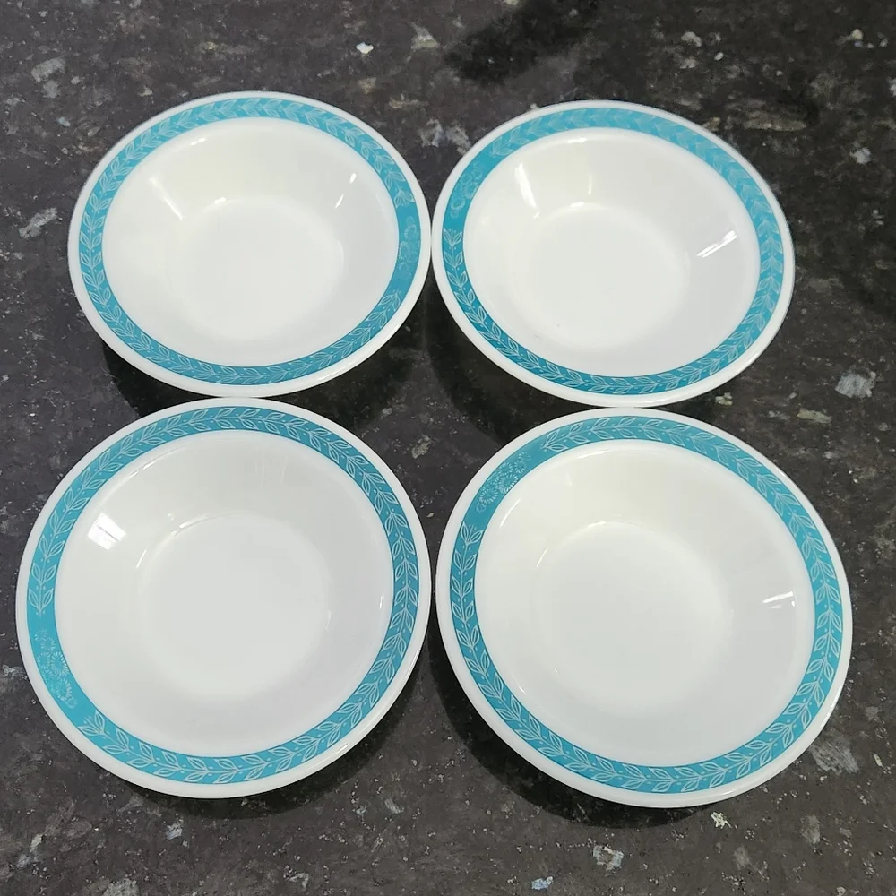 4 Vintage PYREX Laurel Leaf (also known as Blue Grass ) Bowls. EUC